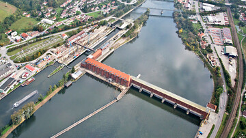 Staustufe Kachlet mit Wehr, Kraftwerk und Doppelkammerschleuse aus der Luft